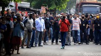 Begini potret warga yang berkerumun saat polisi menggelar rekonstruksi kasus John Kei.
