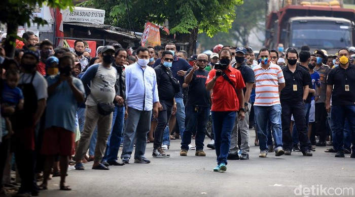Tumpah Ruah! Rekonstruksi Kasus John Kei Jadi Tontonan Warga Proses rekonstruksi penyerangan dan pengeroyokan yang dilakukan kelompok John Kei di Jalan Raya Kresek, Duri Kosambi, Jakarta Barat, menjadi tontonan warga setempat.