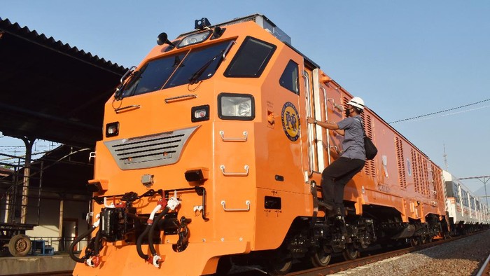 Petugas bersiap memberangkatkan rangkaian lokomotif dan kereta penumpang pesanan Commuter Philippines National Railways Filipina produksi PT Inka saat uji dinamik di Stasiun Kereta Api (KA) Madiun, Jawa Timur, Rabu (24/6/2020). Uji dinamik rangkaian terdiri satu unit lokomotif diesel hydraulic dan lima kereta penumpang akan dilakukan sejauh 1.000 kilometer bertujuan untuk inspeksi fungsi pengereman dan alat perangkai mekanik maupun alat perangkai elektronik. ANTARA FOTO/Siswowidodo/aww.