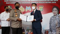 Penghargaan diberikan langsung oleh Menteri Perlindungan Perempuan dan Anak, I Gusti Ayu Bintang Darmavati serta Legal Atase FBI John Kim.