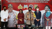 Ada dua penghargaan yang kami peroleh. Pertama dari Ibu Menteri terkait dengan kasus yang kami ungkap yakni persetubuhan di bawah umur. Kemudian kami juga mendapat penghargaan dari Legal FBI yang diwakili oleh Mr. John Kim atas penangkapan buron FBI (Russ Albert Medlin) sesuai red notice Desember 2019, tentang kasus penipuan investasi saham bit coin dengan kerugian 722 juta US Dollar atau Rp 11 triliun, kata Kapolda Metro Jaya Irjen Nana Sudjana usai menerima penghargaan di Polda Metro Jaya, Jakarta, Rabu (24/6/2020).