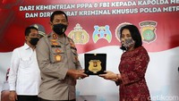 Polda Metro Jaya mendapatkan penghargaan atas keberhasilan menangkap buronan FBI, Russ Albert Medlin serta keberhasilan dalam pengungkapan kasus persetubuhan di bawah umur yang melibatkan warga Amerika Serikat (AS) tersebut.