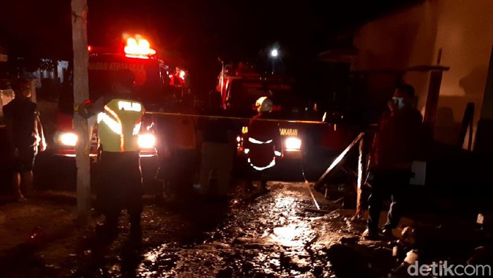 Warga blitar bakar rumahnya sendiri