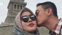 Muach... salah satu momen kebersamaan Zumi Zola dengan sang istri. Foto: Instagram