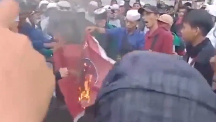 Aksi Pembakaran Bendera PDIP PDIP merespons aksi pembakaran bendera partainya saat aksi tolak RUU HIP. PDIP akan menempuh jalur hukum.
