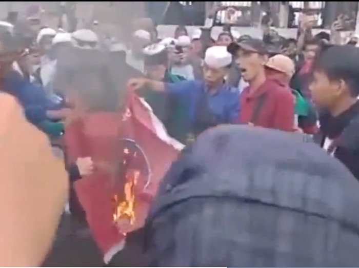 PDIP merespons aksi pembakaran bendera partainya saat aksi tolak RUU HIP. PDIP akan menempuh jalur hukum.