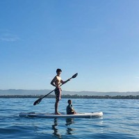 Dalam akun Instagramnya @alvy_xavier, Alvy terlihat mempunyai kegemaran yang sama dengan sang ibu. Di foto ini, nampak Alvy dengan piawai bermain kano. Foto: instagram @alvy_xavier.