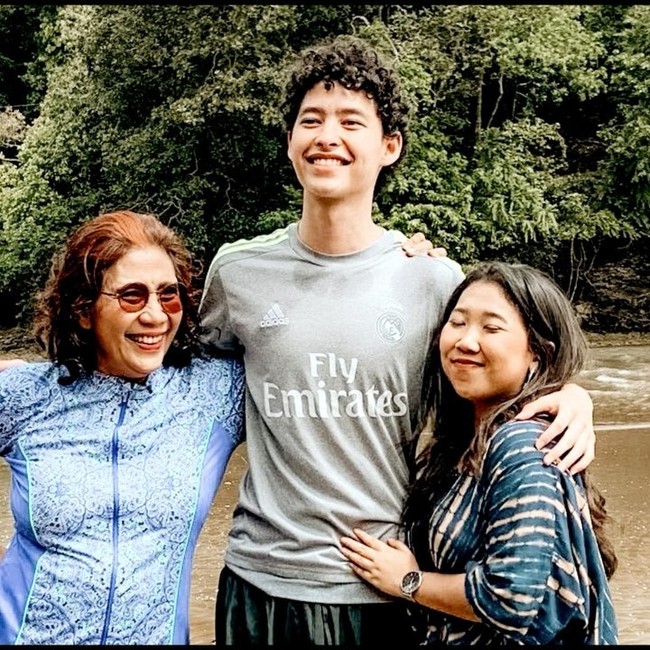 Aksi komika Kiky Saputri kembali jadi sorotan.  Kiky yang pernah mengikuti ajang SUCA 4 pada 2018 ini kerap membuat sensasi seperti keningnya dikecup oleh Reza Rahardian, Iqbaal Ramadhan, Jefri Nichole hingga Boy William. Kali ini, dia menggoda anak bungsu dari Menteri Kelautan dan Perikanan RI ke-6, Dr. (H.C.) Susi Pudjiastuti dan Christian von Strombeck, Alvy Xavier. Foto: instagram @kikysaputrii.