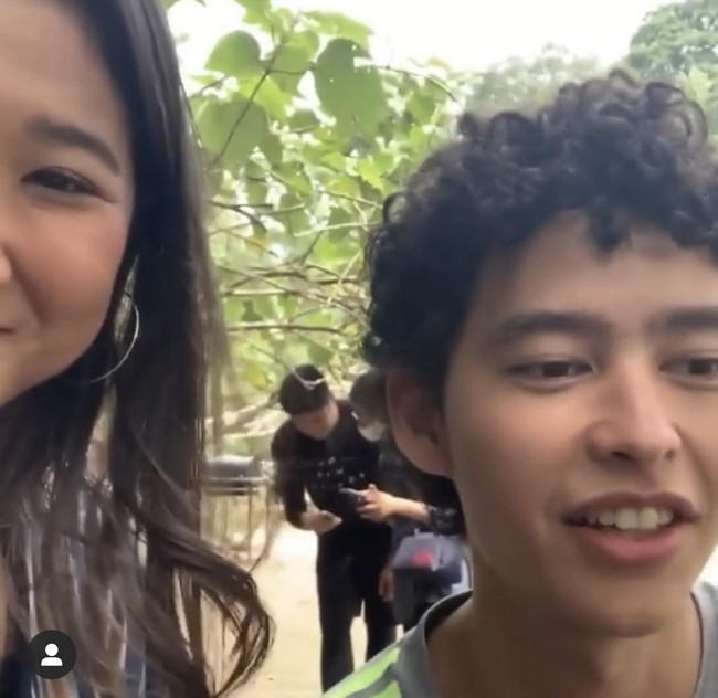 Kiky melempar guyonan di depan Susi saat melihat kehadiran Alvy Xavier. Disini sudah ada bu Susi, bersama calon jodohku?, ujar Kiky malu seraya tertawa. Jodohmu? Elu mesti pake enggrang kalau mau jalan sama Alvy hahaaa, balas Susi. Foto: Instagram @kikysaputrii.