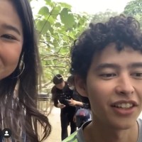 Kiky melempar guyonan di depan Susi saat melihat kehadiran Alvy Xavier. Disini sudah ada bu Susi, bersama calon jodohku?, ujar Kiky malu seraya tertawa. Jodohmu? Elu mesti pake enggrang kalau mau jalan sama Alvy hahaaa, balas Susi. Foto: Instagram @kikysaputrii.