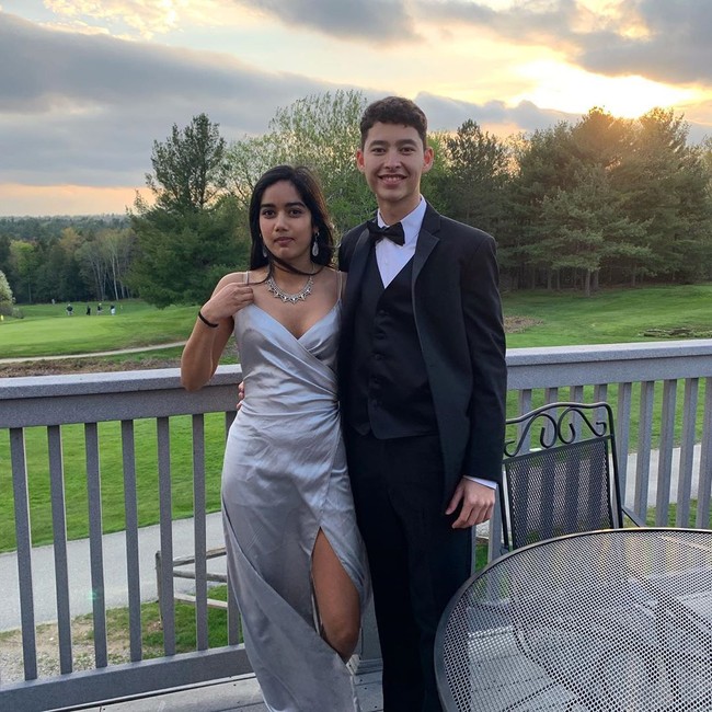 Alvy pun membuat hati para wanita milenial patah hati karena ia berfoto dengan seorang wanita yang memakai dress warna abu-abu. Netizen langsung mengunggapkan perasaannya yang sedih.Bru nemu ig nya trs scrool yah potek dh ati ku, kata @ynt_i.p. Potek hatiku , kata @littlegamora_. Foto: instagram @alvy_xavier.