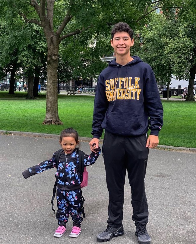 Pria yang berambut ikal ini melanjutkan studinya di Sawyer Business School, Suffolk University, Boston. Ia tercatat sebagai mahasiswa jurusan Business Economics, Business/Managerial Economics 2019-2023.  Foto: instagram @alvy_xavier.