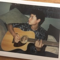 Hobi Alvy lainnya adalah memainkan gitar. Ia tampak mengunggah video sedang memainkan gitar membawakan lagu The Scientist dari grup band Coldplay. Foto: instagram @alvy_xavier.