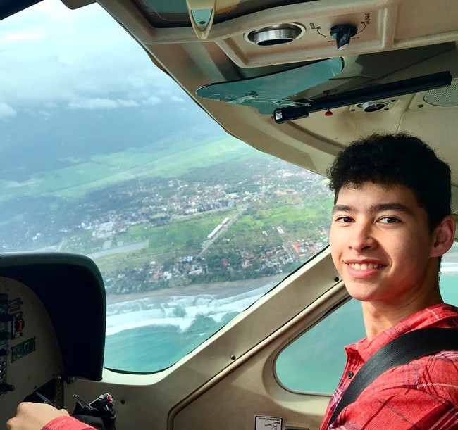Selain itu, Alvy Xavier juga bisa menerbangkan pesawat sang ibu, Susi Air.  Up here’s just the better place to be, tulisnya dalam keterangan foto yang ia unggah di akun Instagramnya saat menerbangkan pesawat Susi Air. Foto: instagram @alvy_xavier.