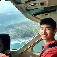 Selain itu, Alvy Xavier juga bisa menerbangkan pesawat sang ibu, Susi Air.  Up here’s just the better place to be, tulisnya dalam keterangan foto yang ia unggah di akun Instagramnya saat menerbangkan pesawat Susi Air. Foto: instagram @alvy_xavier.