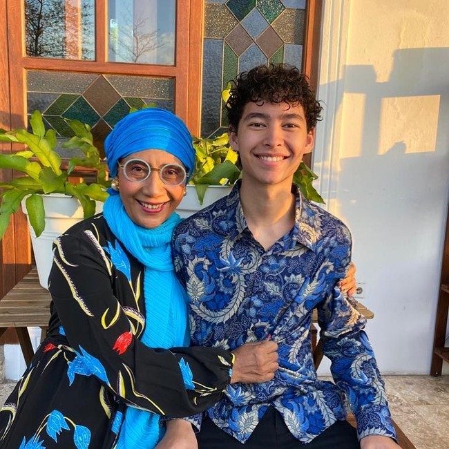 Dengan sunyum khasnya yang sumringah, Alvy Xavier pun kerap membagikan momen bersama dengan sang ibu, Susi Pudjiastuti. Seperti saat sedang Lebaran, ia tampak berfoto dengan ibunda. Minal aidin wal faidzin, mohon maaf lahir Dan batin dari keluarga kita kepada semua. To those closest to me, I will always wish prosperity, good health and good wealth. And to those I’ve wronged either intentionally or unintentionally, my sincerest apologies. The only disability in life is a bad attitude. Keep ya heads up and your hearts open!!, tulisnya pada 24 Mei 2020. Foto: instagram @alvy_xavier.