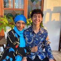 Dengan sunyum khasnya yang sumringah, Alvy Xavier pun kerap membagikan momen bersama dengan sang ibu, Susi Pudjiastuti. Seperti saat sedang Lebaran, ia tampak berfoto dengan ibunda. Minal aidin wal faidzin, mohon maaf lahir Dan batin dari keluarga kita kepada semua. To those closest to me, I will always wish prosperity, good health and good wealth. And to those I’ve wronged either intentionally or unintentionally, my sincerest apologies. The only disability in life is a bad attitude. Keep ya heads up and your hearts open!!, tulisnya pada 24 Mei 2020. Foto: instagram @alvy_xavier.
