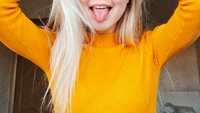 Sesekali Anastasia foto-foto iseng dengan makanan. Penampilannya kali ini matching dengan sebuah labu berukuran besar. Foto: Instagram nastyatropi