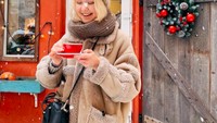 Dengan latar salju yang baru saja turun, Anastasia menghangatkan badan dengan secangkir minuman hangat. Kira-kira cokelat atau kopi ya? Foto: Instagram nastyatropi