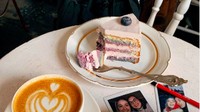 Tak jarang Anastasia hanya menunjukkan foto makanan yang tengah ia lahap. Sambil baca buku, ia ditemani secangkir kopi hangat dan kue blueberry. Foto: Instagram nastyatropi