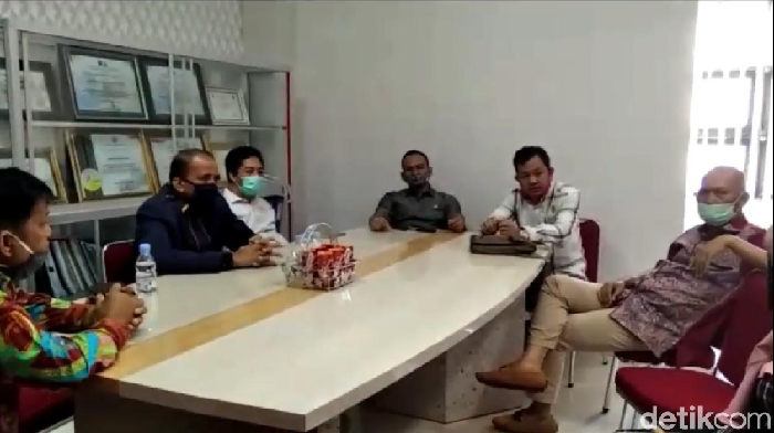 Anggota DPRD sidak RSUD Polman terkait kabar pasien positif Corona terlambat mendapat penanganan saat melahirkan hingga bayi dalam kandungan tak terselamatkan (Abdy Febriady/detikcom)