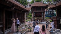 Disebutkan juga oleh Kementerian Kesehatan Vietnam bahwa orang-orang yang baru datang dari Danang di wilayah Vietnam lainnya akan diwajibkan menjalani karantina di rumah selama 14 hari. Menyusul kemunculan kasus-kasus baru Corona, Perdana Menteri (PM) Vietnam, Nguyen Xuan Phuc, memerintahkan kepolisian setempat untuk meningkatkan penindakan terhadap imigrasi ilegal di negara tersebut. Getty Images/Linh Pham.