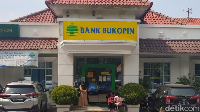 Nasabah Bank Bukopin Cabang Sidoarjo, Dedi Setiawan Tan (55) berniat mencairkan uang miliknya, Rp 45 miliar. Namun ia kecewa karena hanya sebagian kecil yang bisa dicairkan.