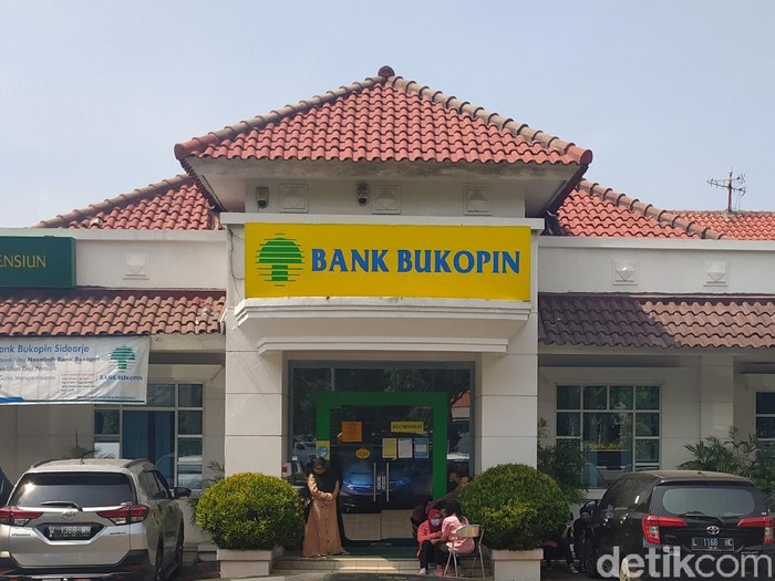 Nasabah Bank Bukopin Cabang Sidoarjo, Dedi Setiawan Tan (55) berniat mencairkan uang miliknya, Rp 45 miliar. Namun ia kecewa karena hanya sebagian kecil yang bisa dicairkan.