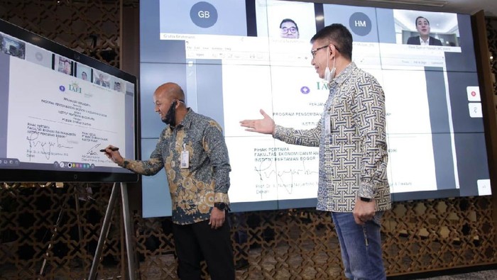 Direktur Utama Mandiri Syariah Toni EB Subari sekaligus Ketua Umum Asbisindo dan Wakil Bendahara Umum Ikatan Ahli Ekonomi Islam Indonesia (IAEI) berfoto dengan Direktur Finance, Strategy and Treasury Mandiri Syariah Ade Cahyo Nugroho usai penandatanganan kerjasama secara virtual dengan IPB di Jakarta, Kamis (25/6/2020). Untuk meningkatkan kompetensi SDM, Ikatan Ahli Ekonomi Islam Indonesia (IAEI) menginisiasi Mandiri Syariah dan IPB bekerjasama dalam program pengembangan ekonomi dan keuangan syariah. Melalui kerja sama ini mata kuliah Strategic Sharia Banking Management menjadi kurikulum baru di IPB.