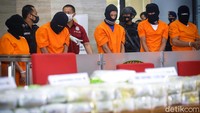 Para tersangka turut dipamerkan.