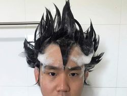 Kocak! Gaya Keramas Seniman Ini Tiru Gaya Rambut Anime