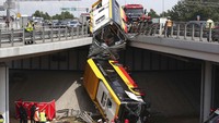 Sebuah bus menabrak pagar pembatas jalan layang yang berada di kawasan Warsawa, Ibu Kota Polandia, Kamis (25/6/2020) waktu setempat.