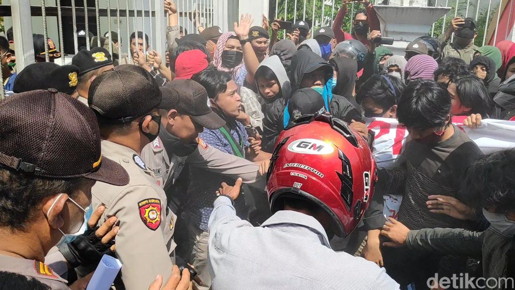 Unjuk rasa ratusan warga dan mahasiswa di Maros, Sulawesi Selatan (Sulsel), menuntut pemerintah kabupaten menuntaskan persoalan krisis air bersih. Unjuk rasa itu diwarnai aksi saling dorong dengan petugas pengamanan.
