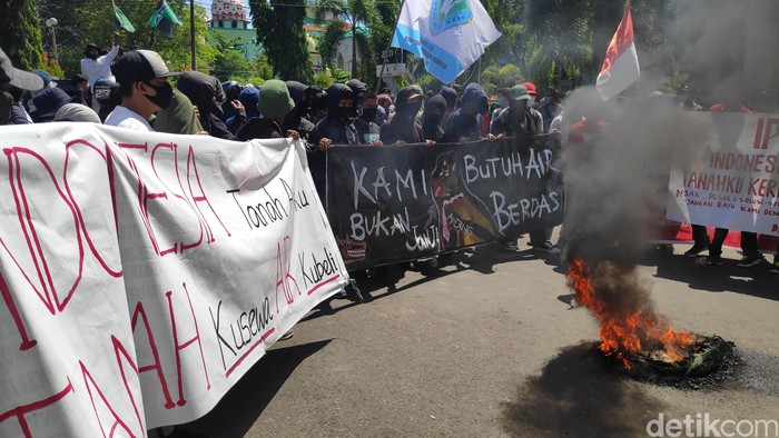 Unjuk rasa ratusan warga dan mahasiswa di Maros, Sulawesi Selatan (Sulsel), menuntut pemerintah kabupaten menuntaskan persoalan krisis air bersih. Unjuk rasa itu diwarnai aksi saling dorong dengan petugas pengamanan.