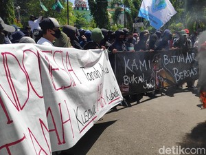 Aksi Saling Dorong Warnai Demo Krisis Air Bersih di Maros Sulsel