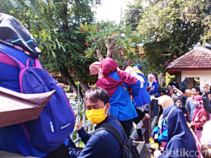 Ratusan mahasiswa demo menuntut penutupan 320 tambang galian C di Pamekasan. Demo tersebut diwarnai bentrokan mahasiswa dengan petugas.