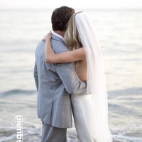 Dennis menggunakan setelan jas berwarna abu-abu dari Hugo Boss, sedangkan mempelai wanitanya tampil cantik mengenakan gaun pengantin backless berwarna putih dan membawa buket mawar serta lili yang didesain oleh S.R. Hogue & Co. florist. Foto: Instagram story @elizabethmessina