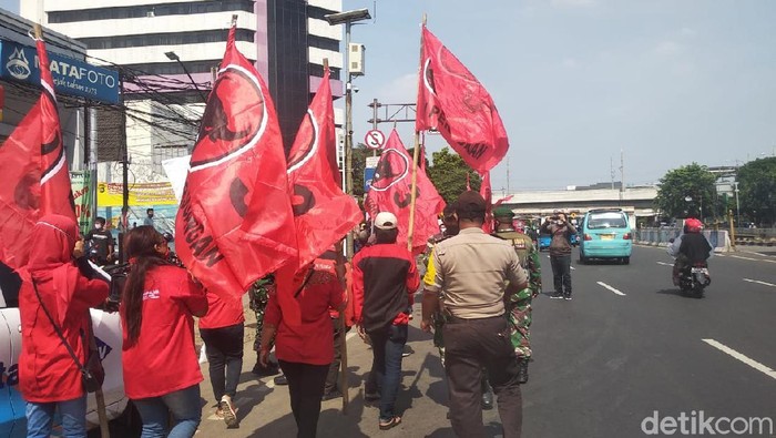 DPC PDIP longmarch ke Polres Jaktim