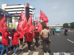 30 Personel Kepolisian Amankan Long March DPC PDIP ke Polres Jaktim