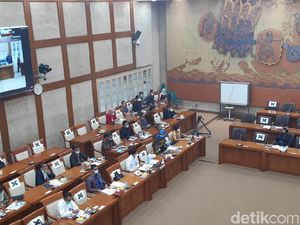 DPR Cecar PLN soal Rugi Rp 38 T, Bisa Bangkrut?