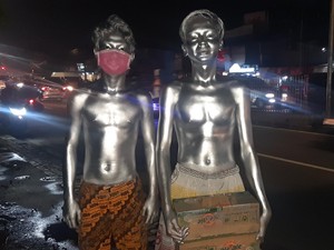 Fenomena Manusia Silver, Bisa Kantongi Rp 200 Ribu Sehari