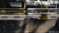 Pengecetan menyasar tiang flyover.