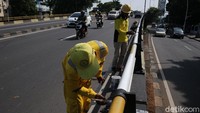Petugas tak kenal lelah untuk melakukan pekerjaan.