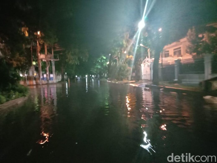 Genangan muncul di Jalan Cut Nyak Dien, Medan, usai hujan deras sejak sore tadi (Ahmad Arfah/detikcom)