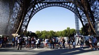 Sejumlah pengunjung mengantre untuk memasuki Menara Eiffel yang kembali dibuka untuk umum, Kamis (25/6/2020).