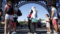 Usai kembali dibuka, pengunjung pun ramai-ramai mendatangi Menara Eiffel untuk menaiki salah satu bangunan ikonik dan bersejarah di Kota Paris tersebut.