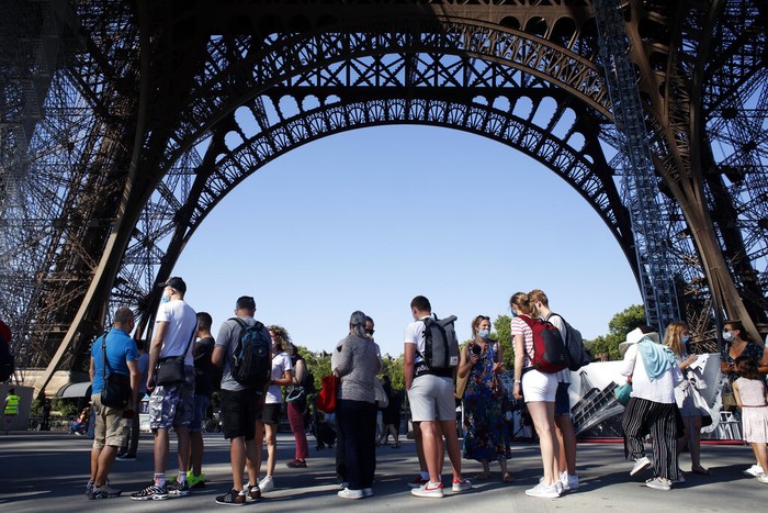 Bangunan ikonik di Kota Paris yakni Menara Eiffel kembali dibuka mulai hari ini, Kamis (25/6). Pengunjung pun ramai-ramai mengantre untuk naik ke menara.