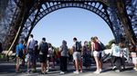 Hari Pertama Dibuka, Pengunjung Menara Eiffel Langsung Antre