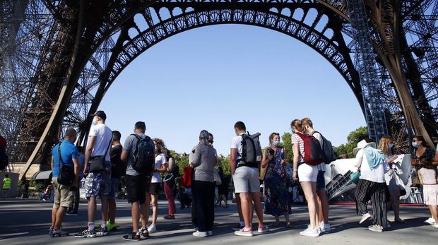 Bangunan ikonik di Kota Paris yakni Menara Eiffel kembali dibuka mulai hari ini, Kamis (25/6). Pengunjung pun ramai-ramai mengantre untuk naik ke menara.