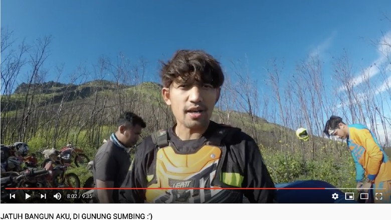 Ibnu Jamil dan Darius Sinathrya trabas di gunung Sumbing Ibnu Jamil dan Darius Sinathrya juga Pernah Trabas di Gunung Sumbing